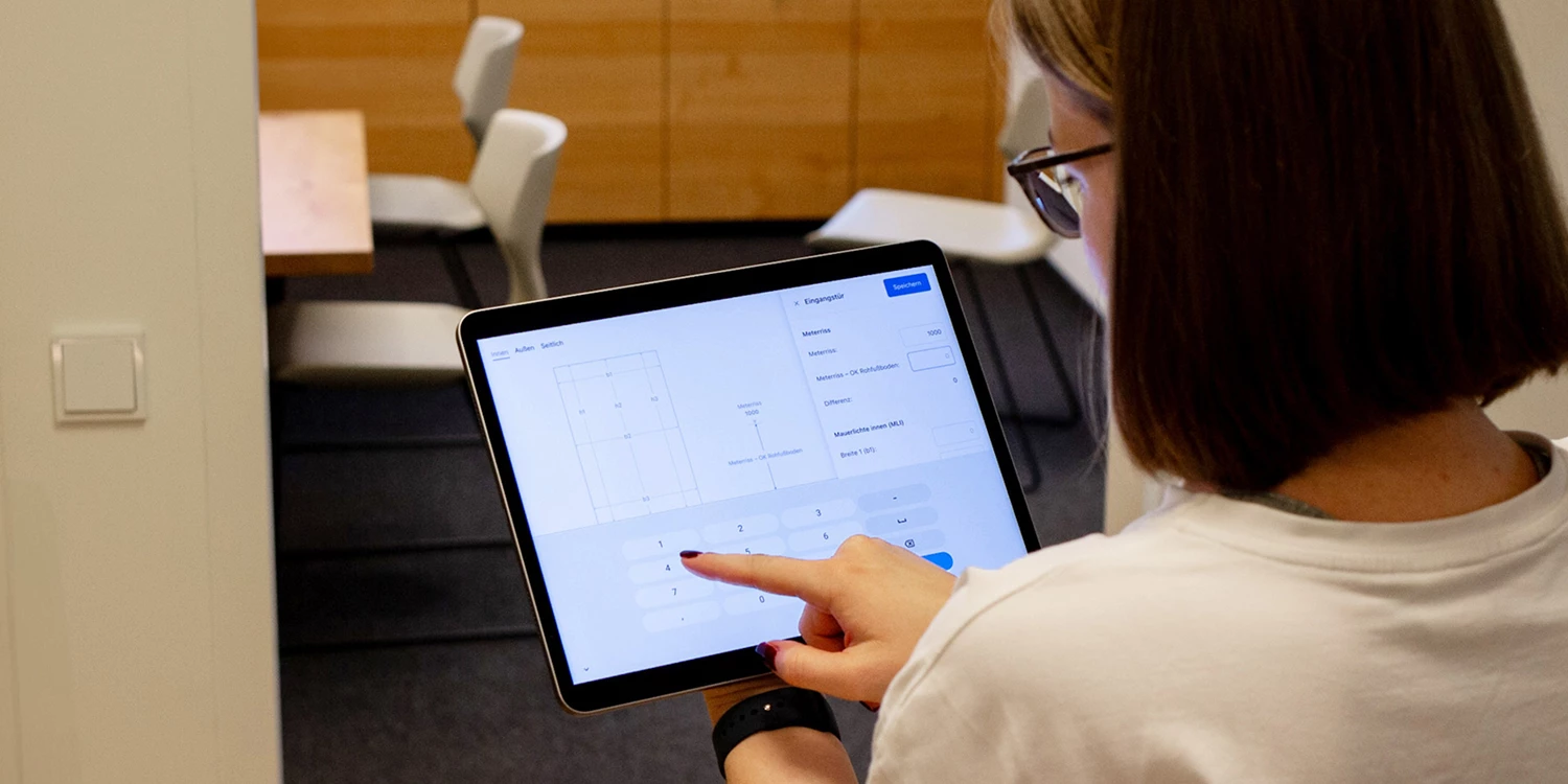 Barrierefreie Software ist klar strukturiert, verständlich und einfach zu bedienen. Person bedient barrierefreie Software am Tablet