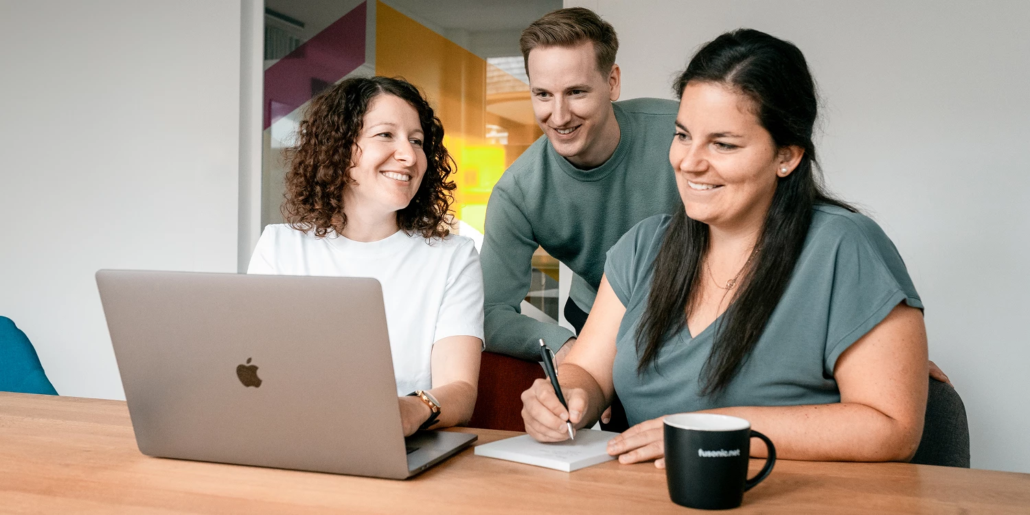 Unsere UX-Expert:innen unterstützen dich dabei, die Ergebnisse des Accessibility Checks umzusetzen. Personen dokumentieren und bedienen barrierefreie Software