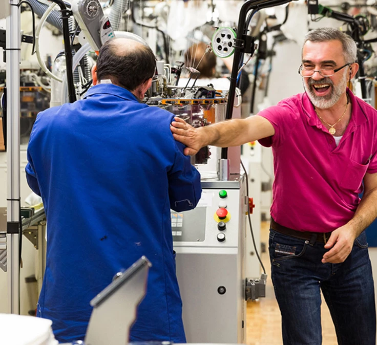 Arbeit an der Strickmaschine Mitarbeiter
