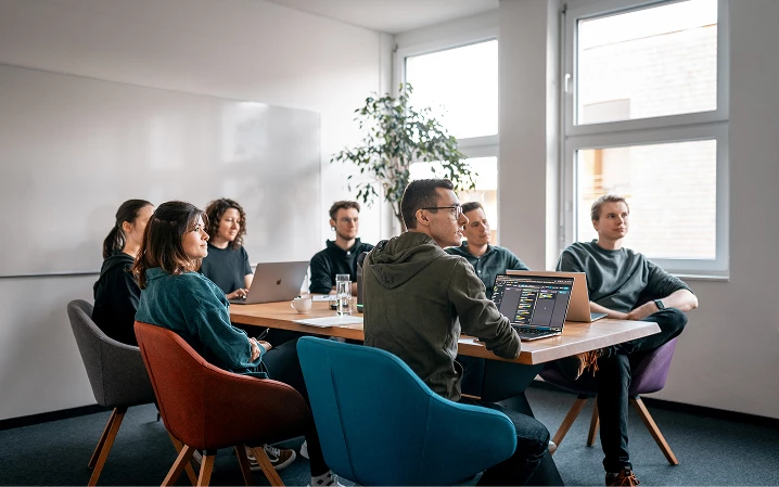 Fusonic-Zusammenarbeit im Office_RHOMBER