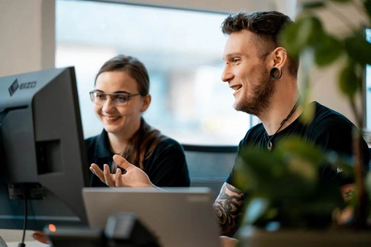 Zuhören, aufeinander zugehen und offen sein für andere Meinungen und Lösungswege. Das macht uns als Team aus.  Softwarentwicklung Zusammenarbeit