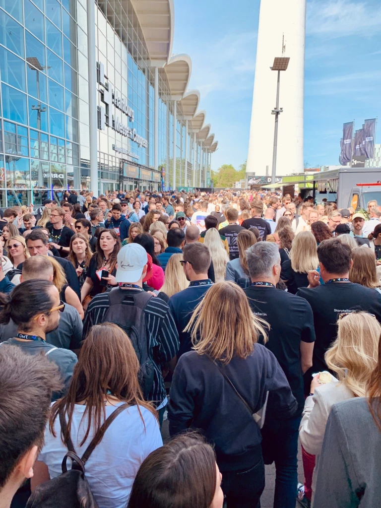 Großer Andrang vor den Stages OMR 2023 Besucher:innen