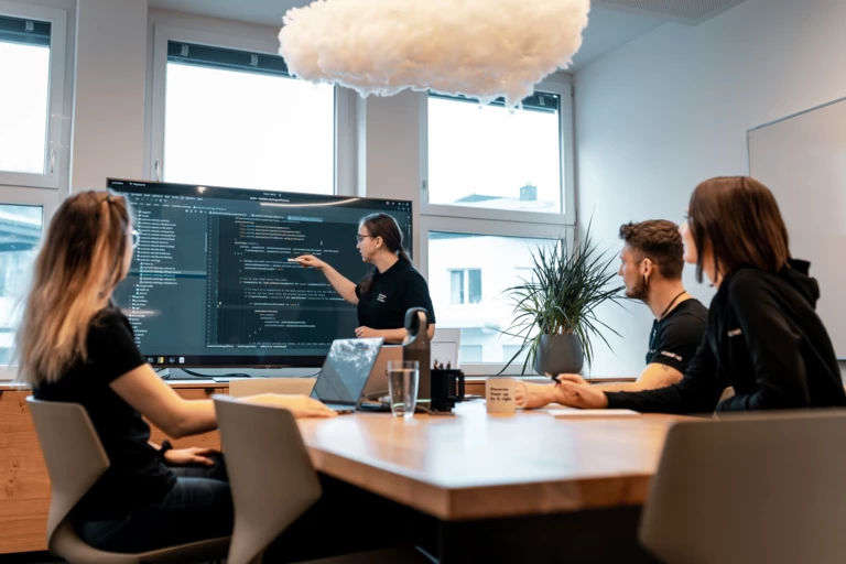 Fusonic is a diverse and colorful group of experts from the fields of digitalization, design and software development. Organized in interdisciplinary teams, put together for the success of your product. Softwareetnwicklung Projektmetting